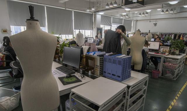 開(kāi)網(wǎng)店賣服裝，教你如何高效尋找工廠與專業(yè)設(shè)計(jì)服務(wù)